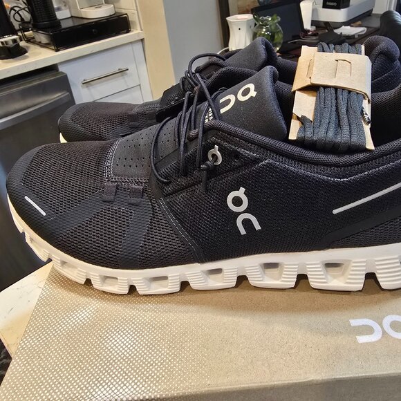 On Cloud 5 (Black/White) - Mens Size 11 NEW - SKU 59.98919 - Running - Hiking - Picture 1 of 11